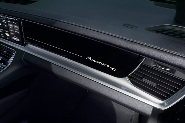 2020 Porsche Panamera dashboard view