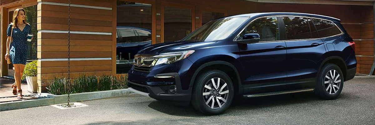 Obsedian Blue Pearl 2021 Honda Pilot parked in a driveway