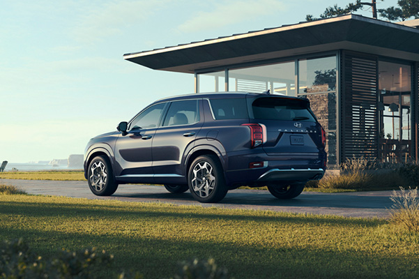 2021 Hyundai Palisade parked in front of modern home in daytime