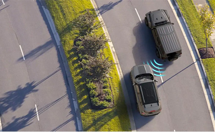 Illustration of sensors monitoring the left rear area of the 2021 Jeep Wrangler, detecting a vehicle in the next lane approaching it from behind.