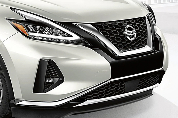 Nissan Murano showing v-motion grille