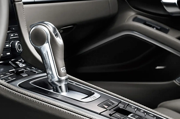 2022 Porsche 718 Cayman gear shifter