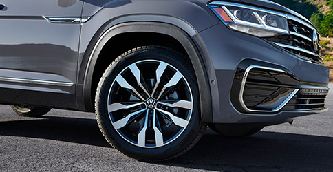 21” two-toned machined alloy wheels on a 2021 VW Atlas Cross Sport