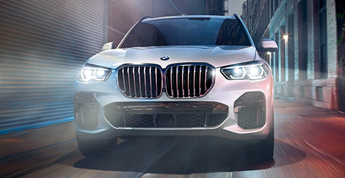 A larger, one-piece active kidney grille draws attention to the front of the BMW X5.