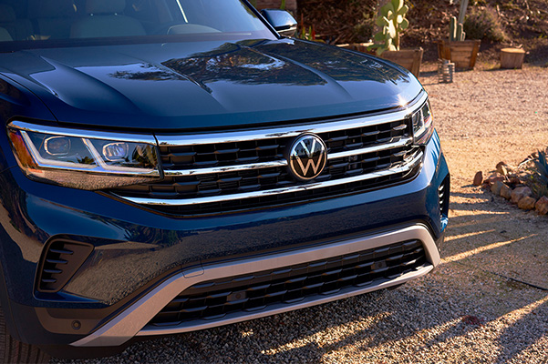 The front of an Atlas in Tourmaline Blue Metallic parked to showcase the front grille design.