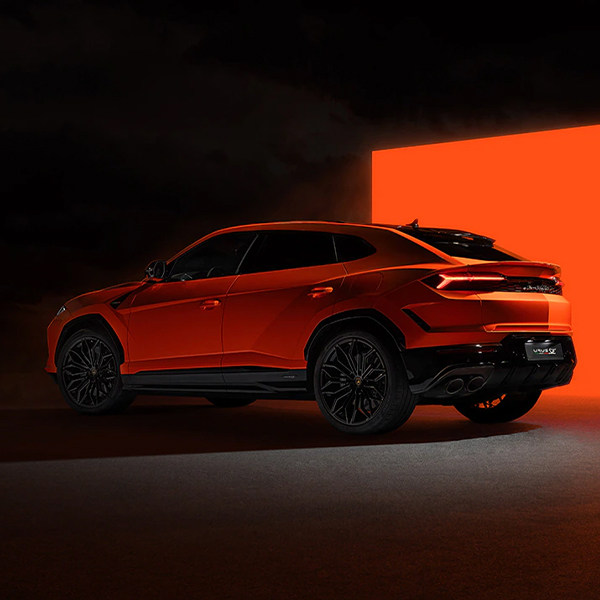 Side profile view of the Lamborghini Urus SE in a studio setting