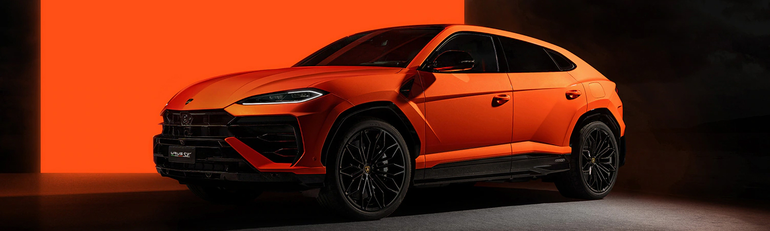 Front Side profile view of the Lamborghini Urus SE in a studio setting