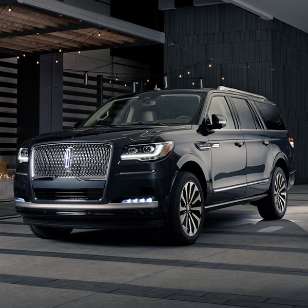 2024 Lincoln Navigator® SUV at night as it lights with the Lincoln Embrace.