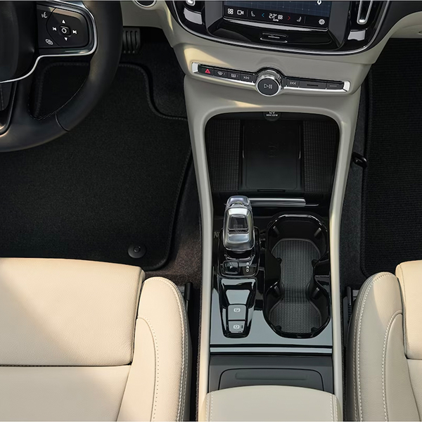 A comfortable, qualitative and versatile interior of the Volvo XC40 SUV. 