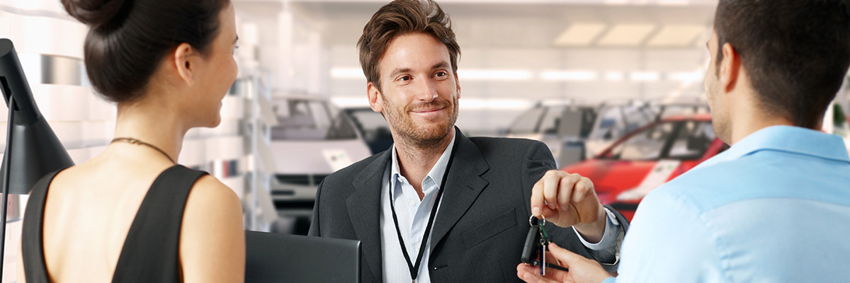 Employee handing over keys to a new customer